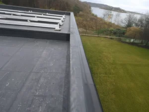 EPDM danga dengtas plokščias stogas su saulės baterijų laikikliais.