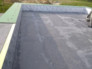 Plokščias stogas su paruošiamaisiais darbais – impregnuota drėgmei atspari plokštė kraštuose ir EPS80
