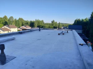 Plokščias stogas padengtas EPDM danga, su matomais ventiliacijos kaminėliais .