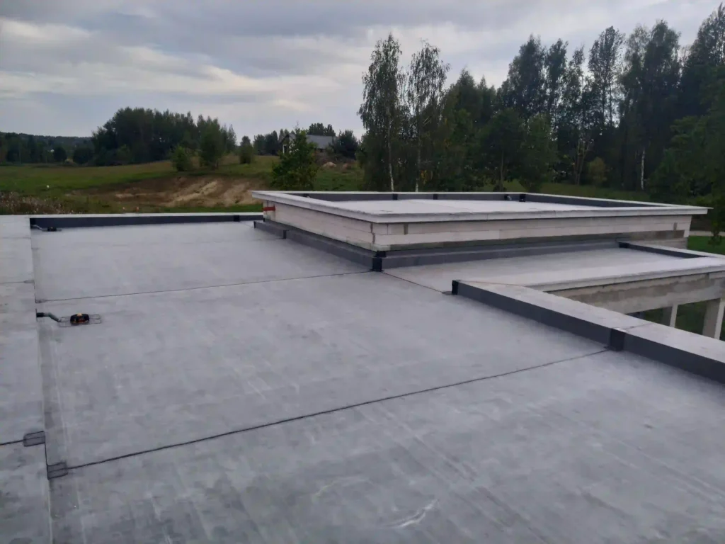 Keliū lygių plokščias stogas su Epdm danga.