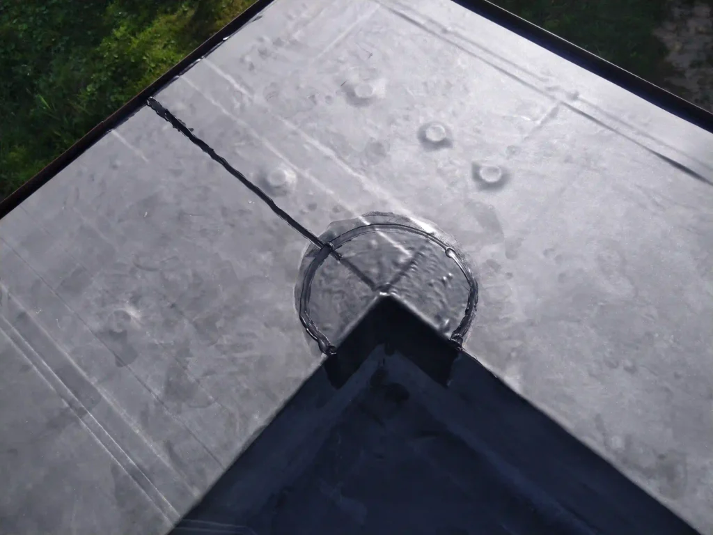 Išlankstytas ir užsandarintas parapeto kampas