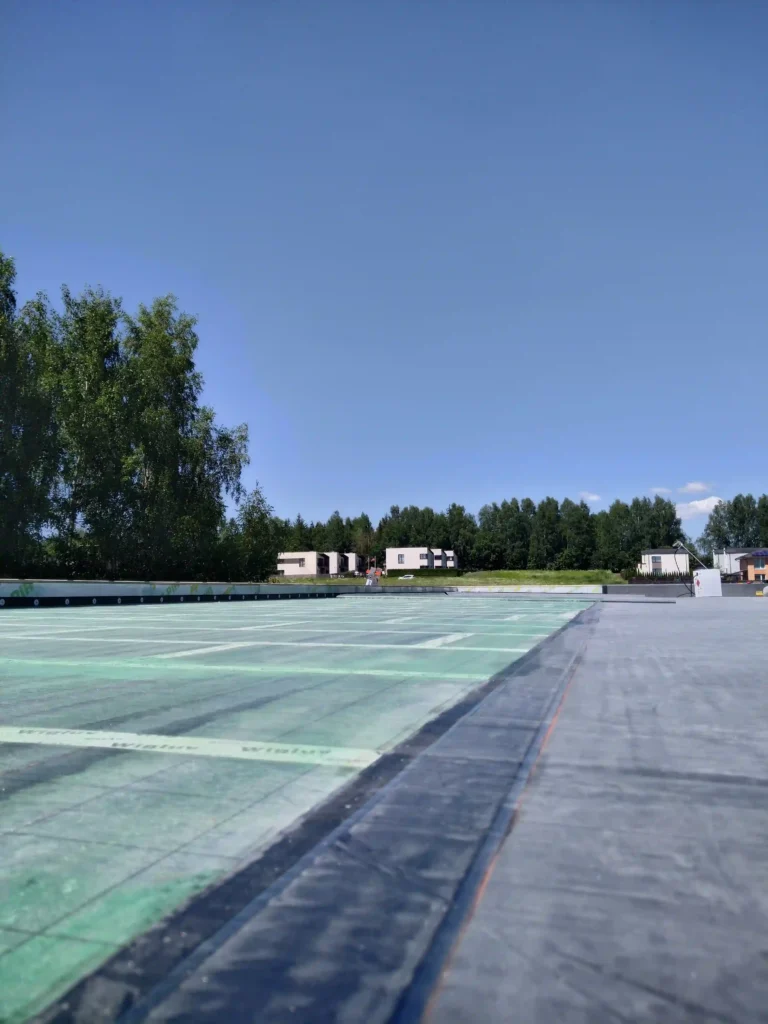 epdm danga, matosi siūlių juosta ir plotas nupurkštas su kontaktiniais klijais